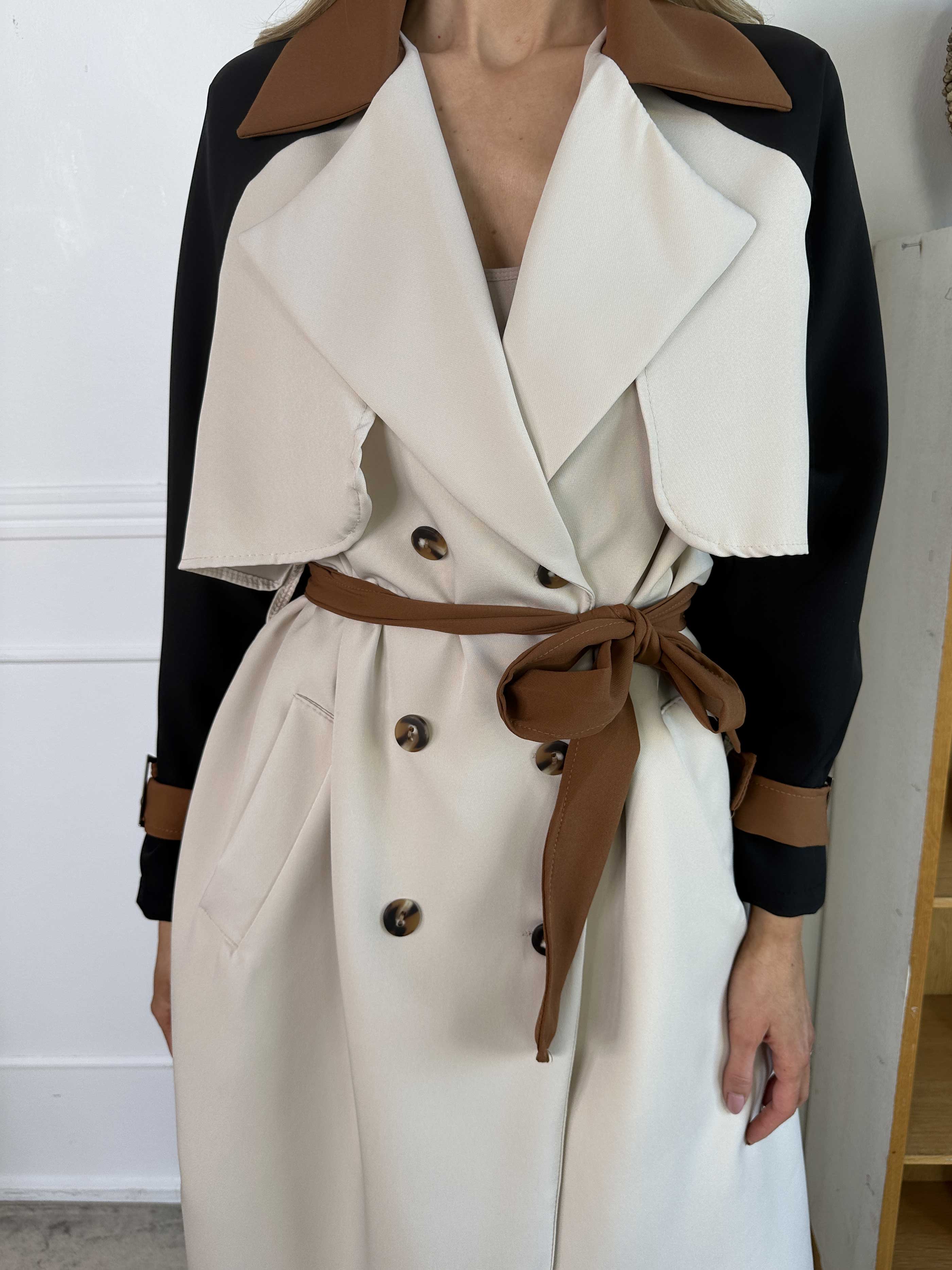 Neema - Let flerfarvet trenchcoat med bindebånd